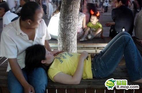 街拍街头一对 很黄很强大 情侣 真赶得上时代啊!