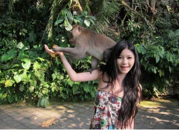 性感美女游客遭“色猴”袭击 竟然还很乐意(图3)