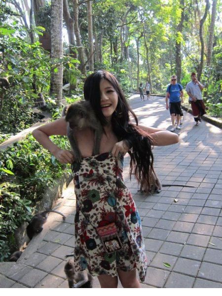 性感美女游客遭“色猴”袭击 竟然还很乐意(图5)
