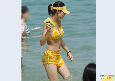 国内的海滨浴场也有这么开放的MM了