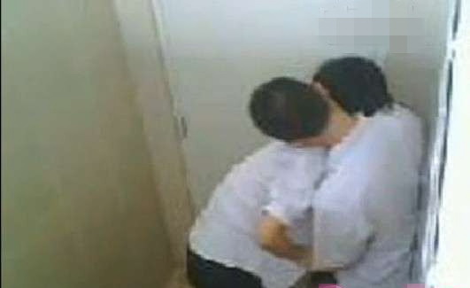 公厕门事件视频曝光 香港学生就是开放啊(图片2)
