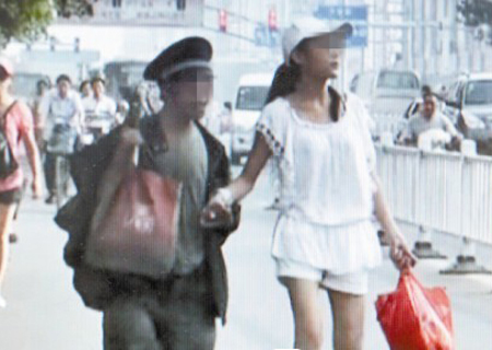 流浪汉与美女街头当众亲热被拍
